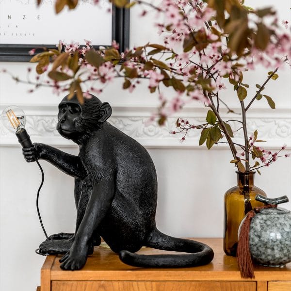 14922 lampa stołowa małpa seletti monkey w kolorze czarnym na komodzie
