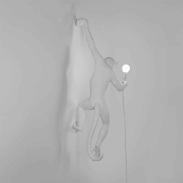 widok na tył lampy ściennej monkey w kolorze białym