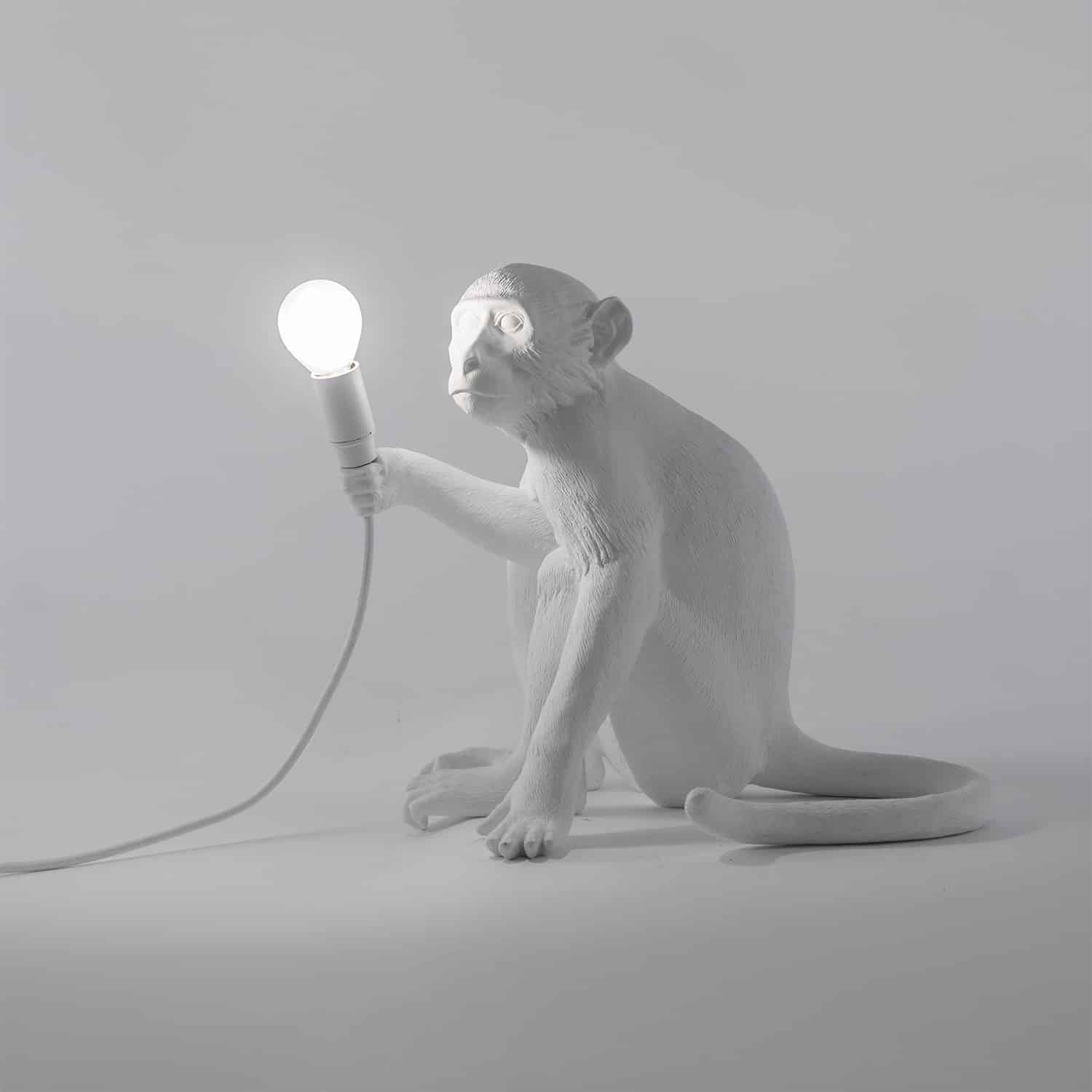 lampa monkey siedząca biała widok z boku