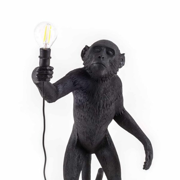 zbliżenie na małpkę lampkę seletti czarną zewnętrzną