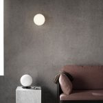 lampa plafon lub kinkiet tr bulb menu na ścianie i stoliku