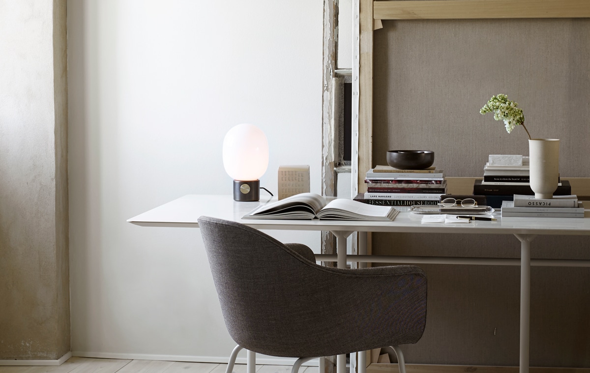 minimalistyczna lampa jwda na biurku