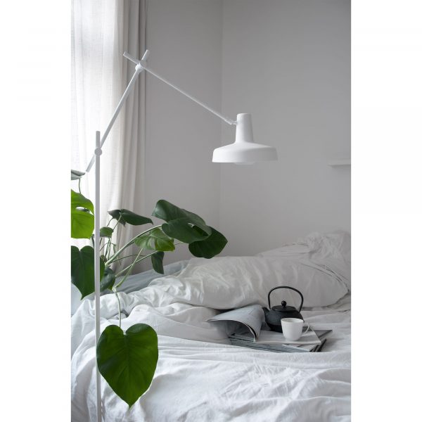 AR-F-W lampa podłogowa biała arigato obok łóżka