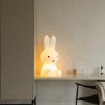 lampa królik miffy XL mr maria na biurko włączona