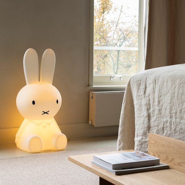 lampa królik miffy XL mr maria przy łóżku włączona