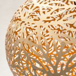 Detale lampy Sola David Trubridge w kolorze naturalnym i pomarańczowym — kopia.jpg