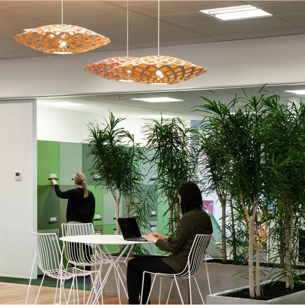 Lampa wisząca Flax bambusowa aranżacja w biurze-2.jpg